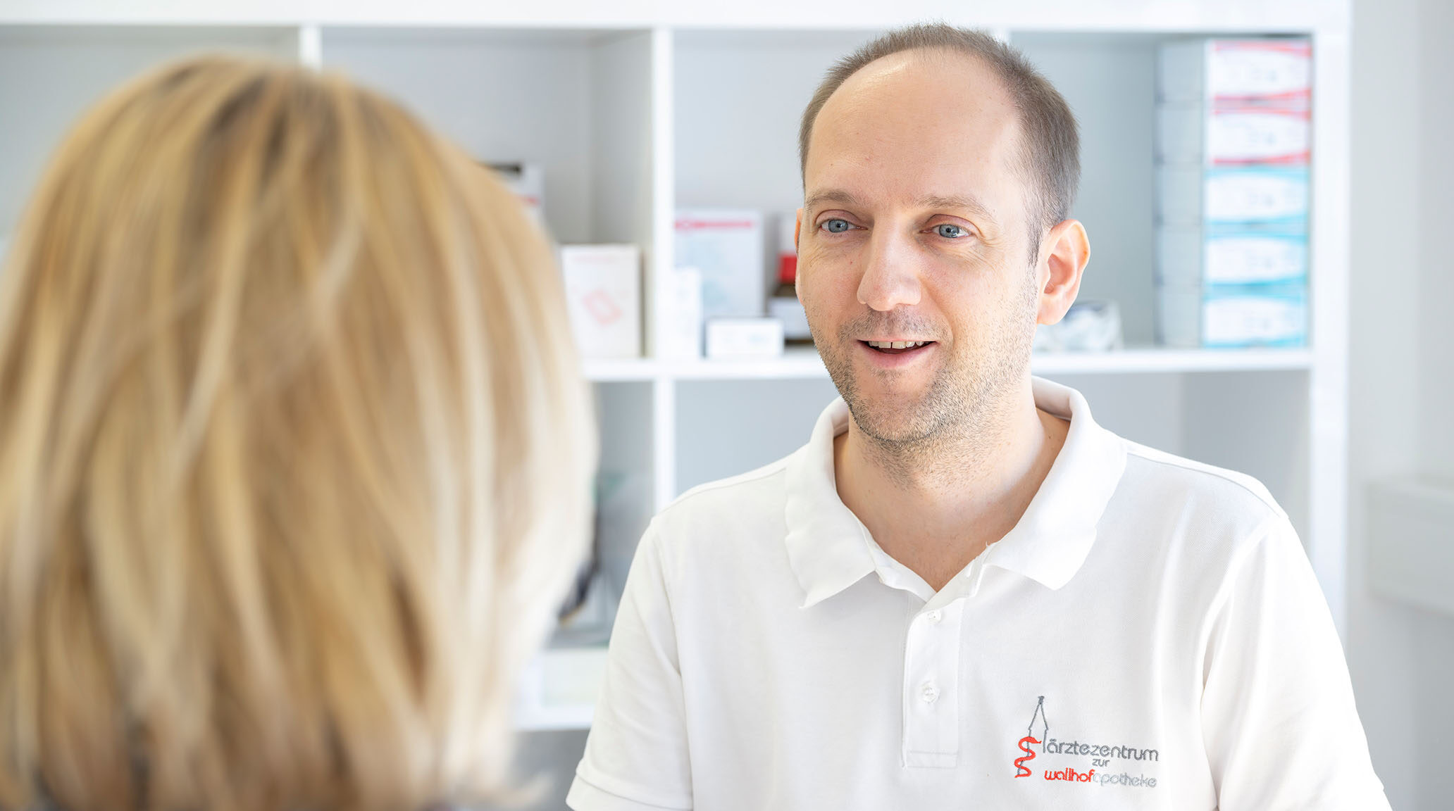 gespräch mit patienten im behandlungsraum